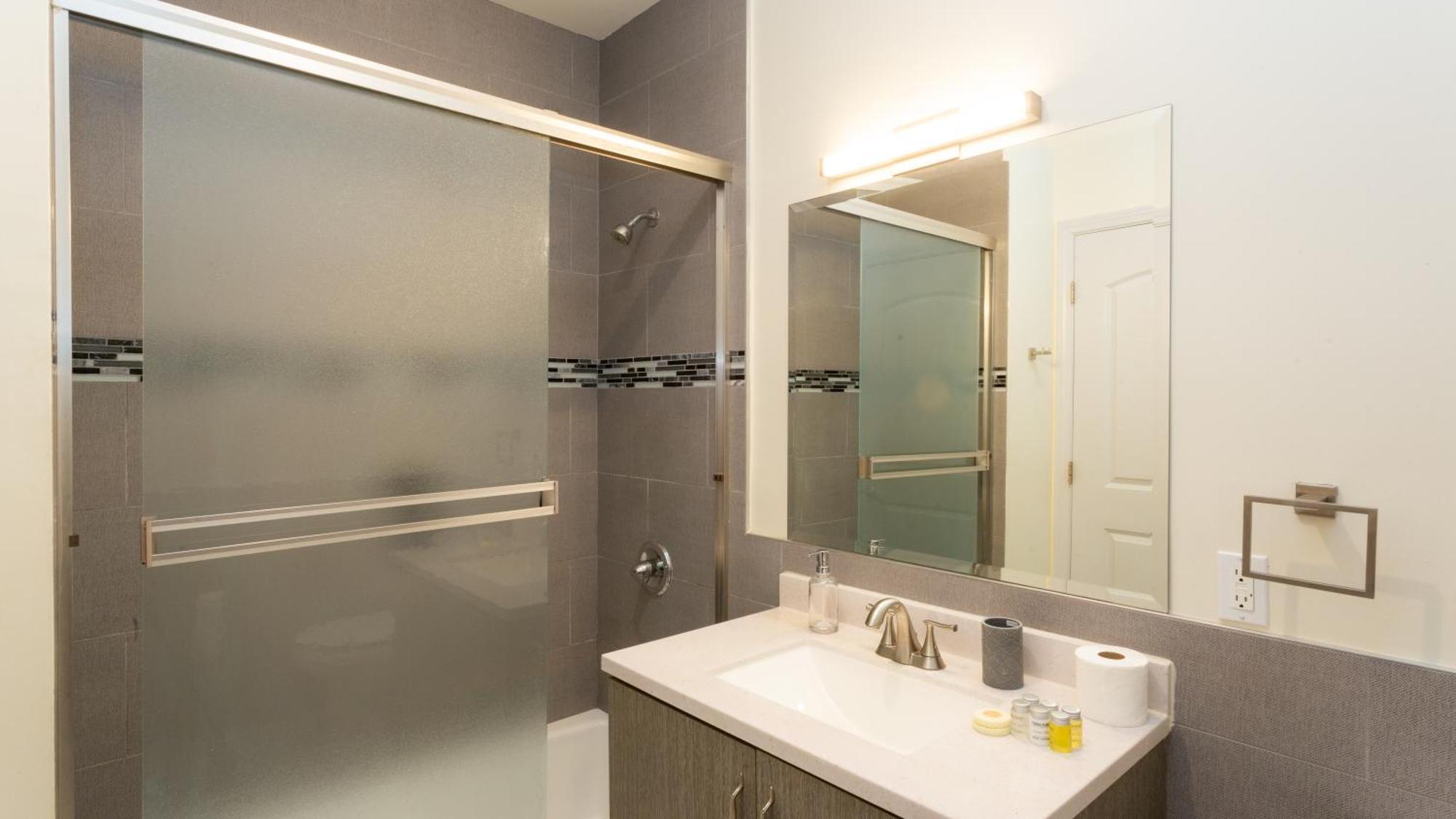 Three-Bedroom Hollywood Condo Los Angeles Bagian luar foto