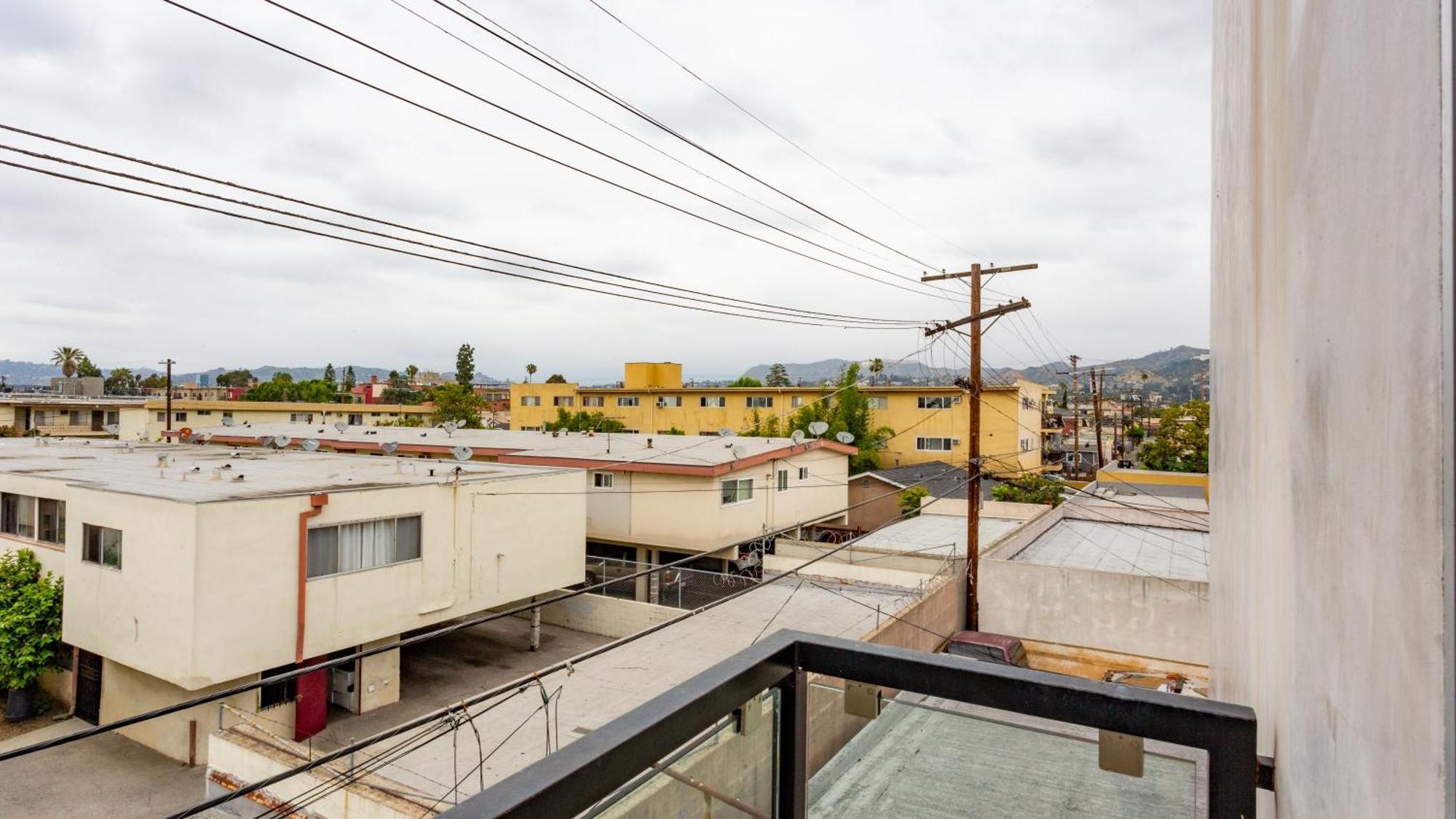Three-Bedroom Hollywood Condo Los Angeles Bagian luar foto